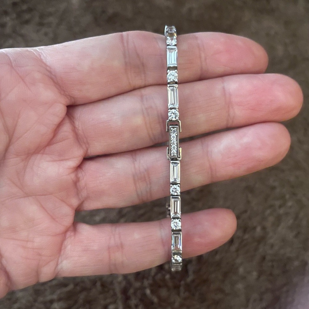 Elegant Silver Bracelet with Crystal Accents